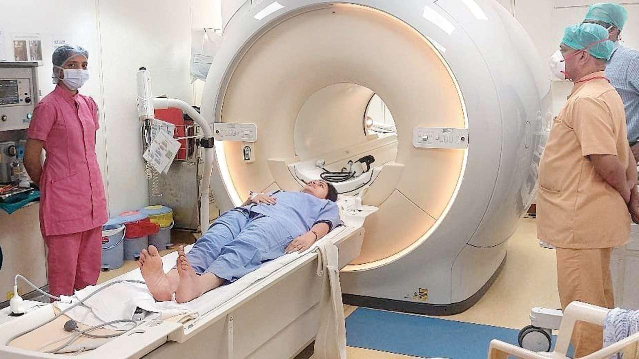 MP Navneet Rana undergoing MRI scanning at Lilavati Hospital. Pic/Twitter